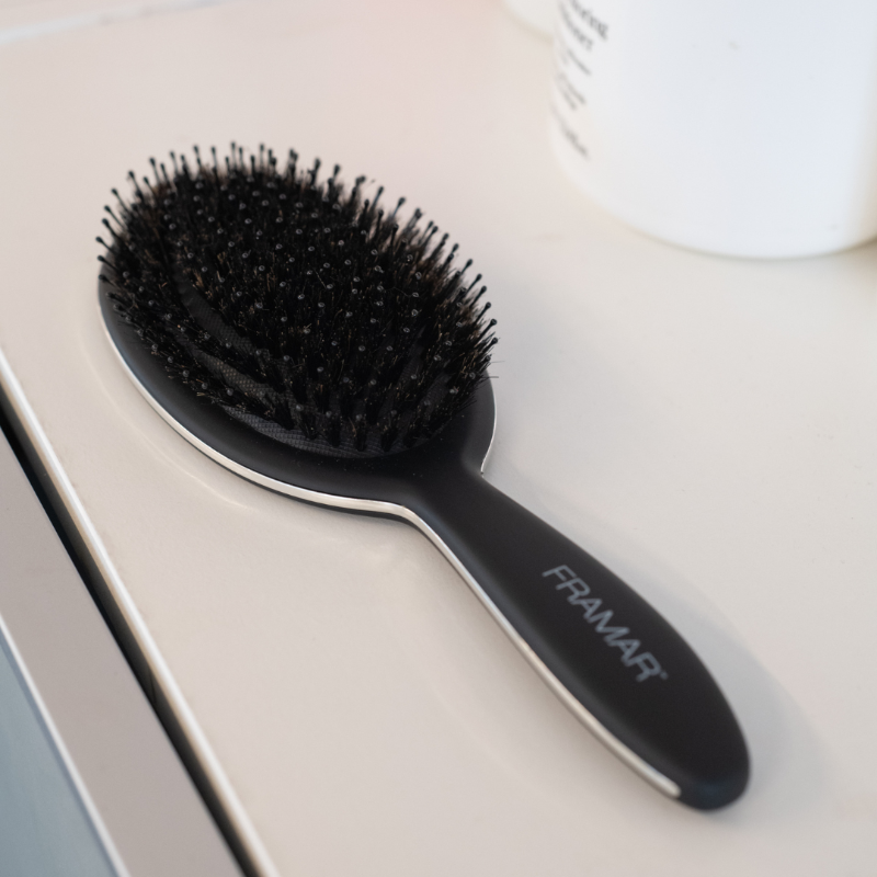 Close up of the Framar logo on the matte black handle of the professional polishing brush