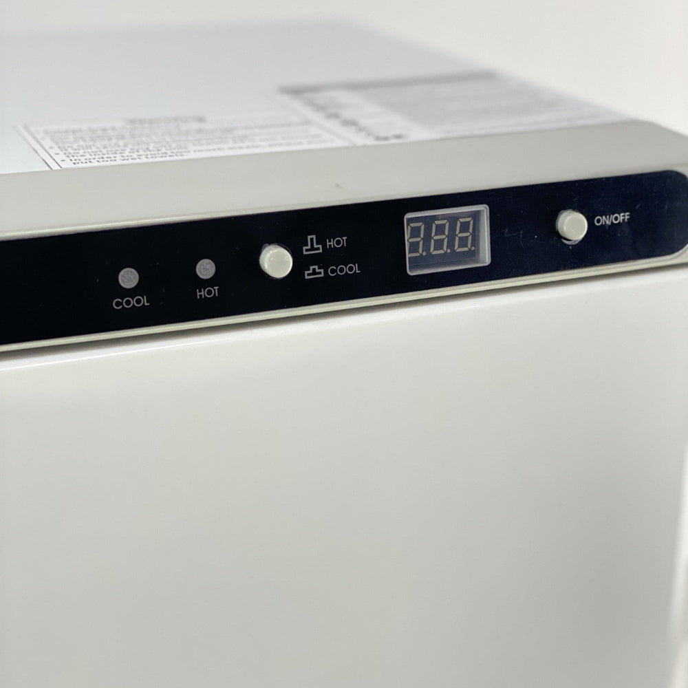 Detailed view of the hot and cold mode selection buttons on the Joiken towel unit